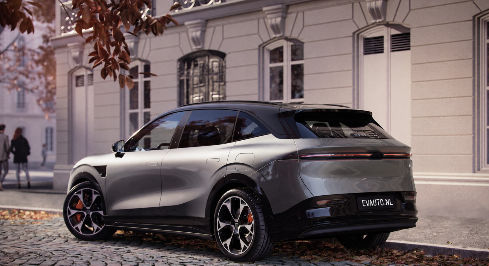 Grijze elektrische SUV met EVAUTO.NL-kenteken in een straat met herfstbladeren